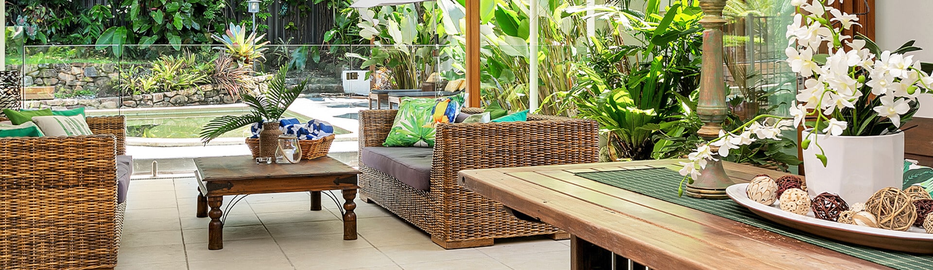 Outdoor restaurant interior - Cozie homes
